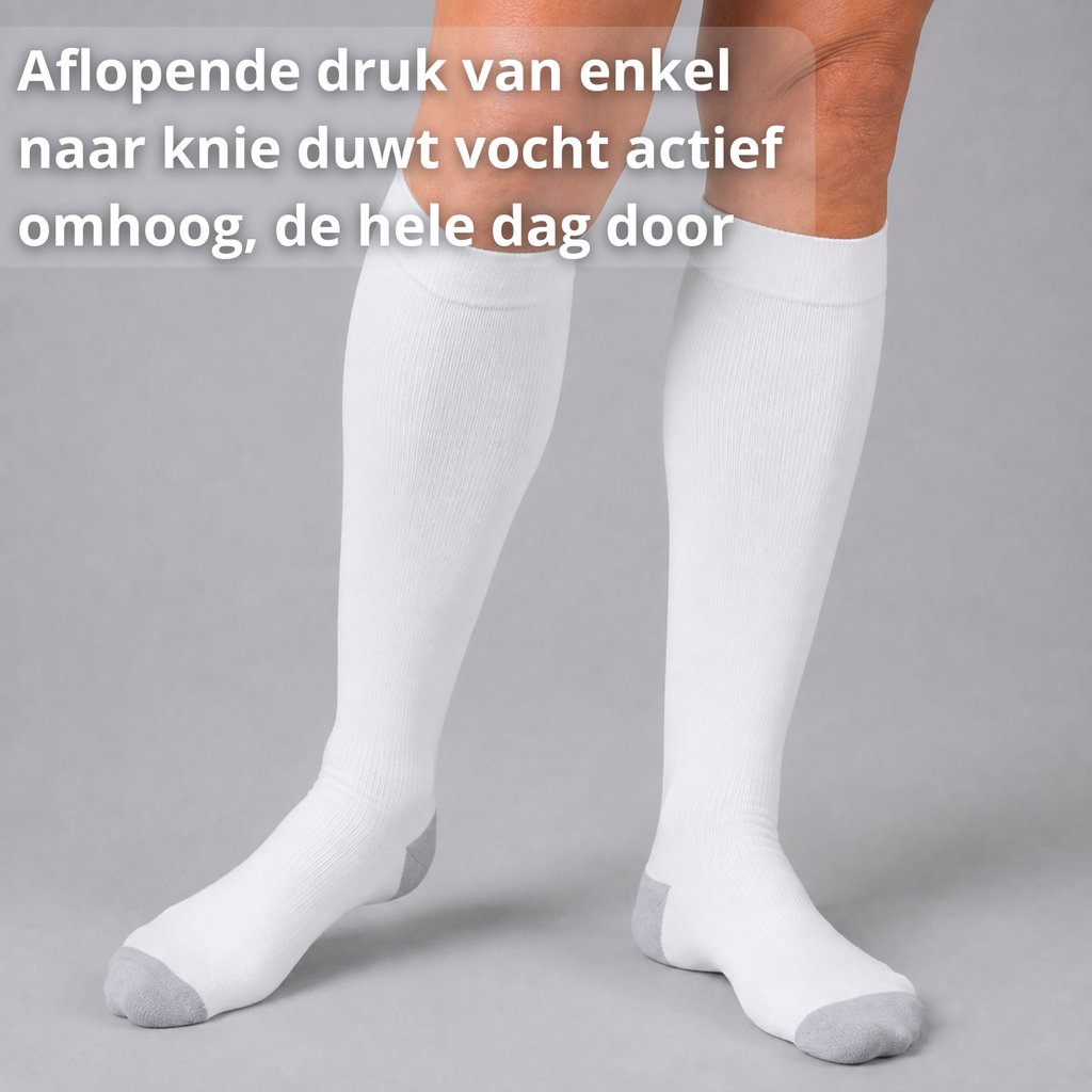 Model draagt compressiekous tegen gezwollen enkels en voeten